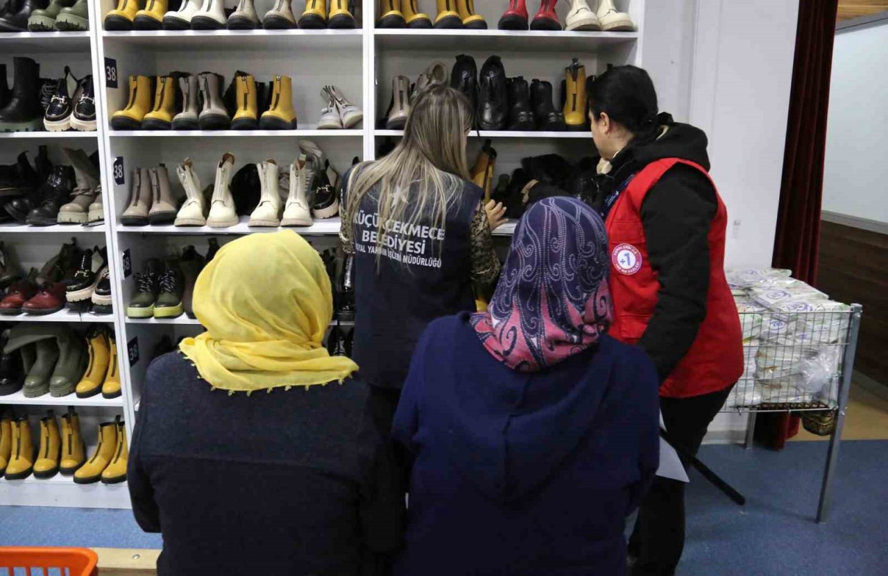 Küçükçekmece Belediyesinden ilçeye gelen depremzedelere kıyafet ve sıcak yemek desteği