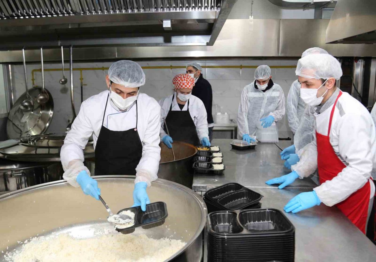 Küçükçekmece Belediyesinden ilçeye gelen depremzedelere kıyafet ve sıcak yemek desteği