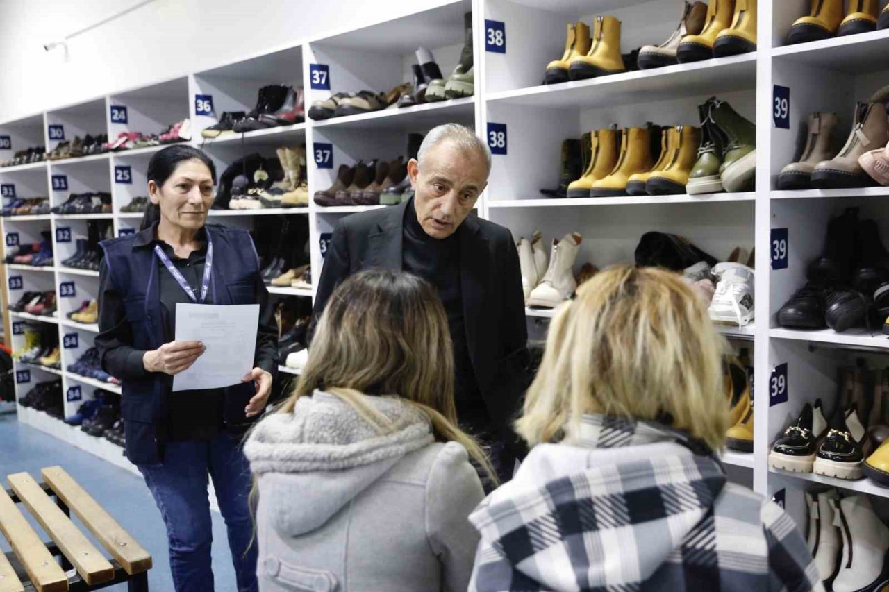 Küçükçekmece Belediyesinden ilçeye gelen depremzedelere kıyafet ve sıcak yemek desteği