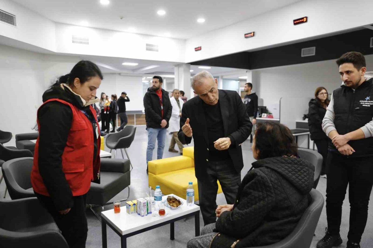 Küçükçekmece Belediyesinden ilçeye gelen depremzedelere kıyafet ve sıcak yemek desteği