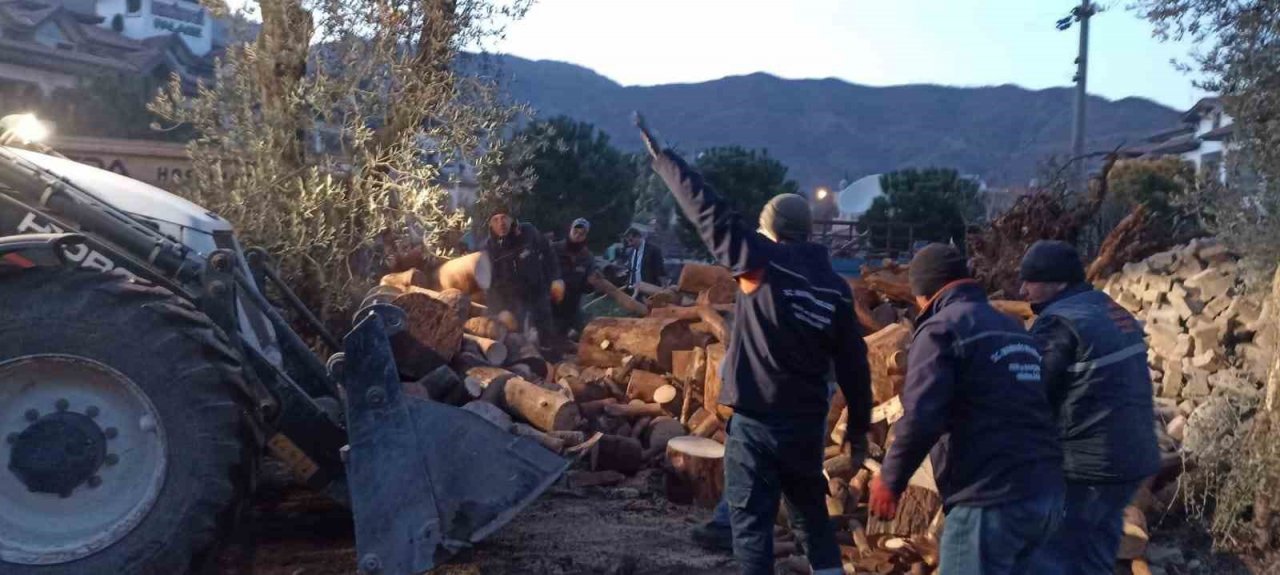 Marmaris’ten depremzedelere yakacak yardımı