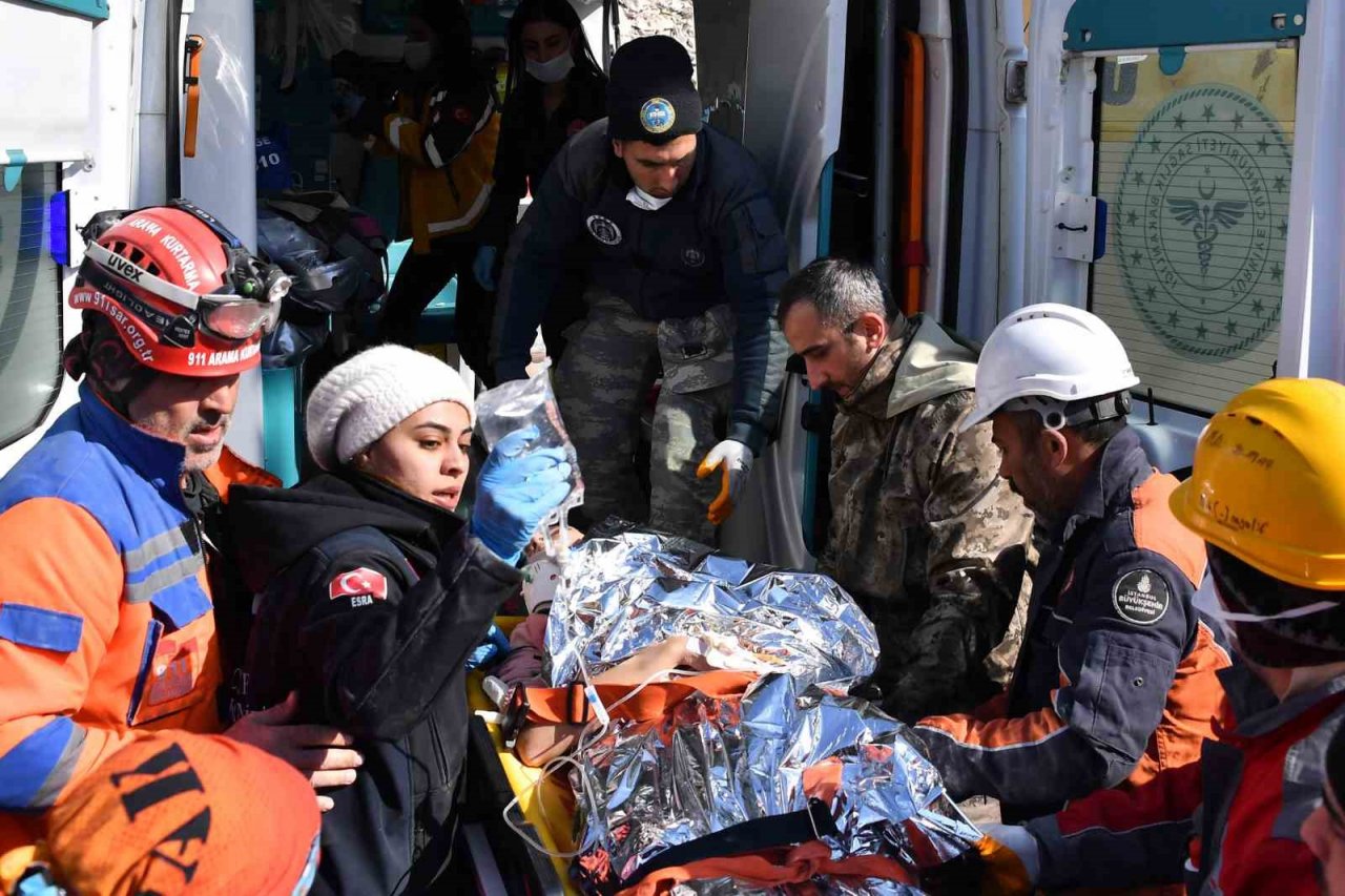 Mersin itfaiyesi 202’nci saatte Emine Akgül’ü kurtardı