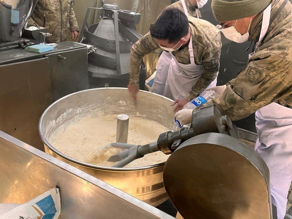 Mehmetçik, depremzedeler için ekmek üretimine devam ediyor