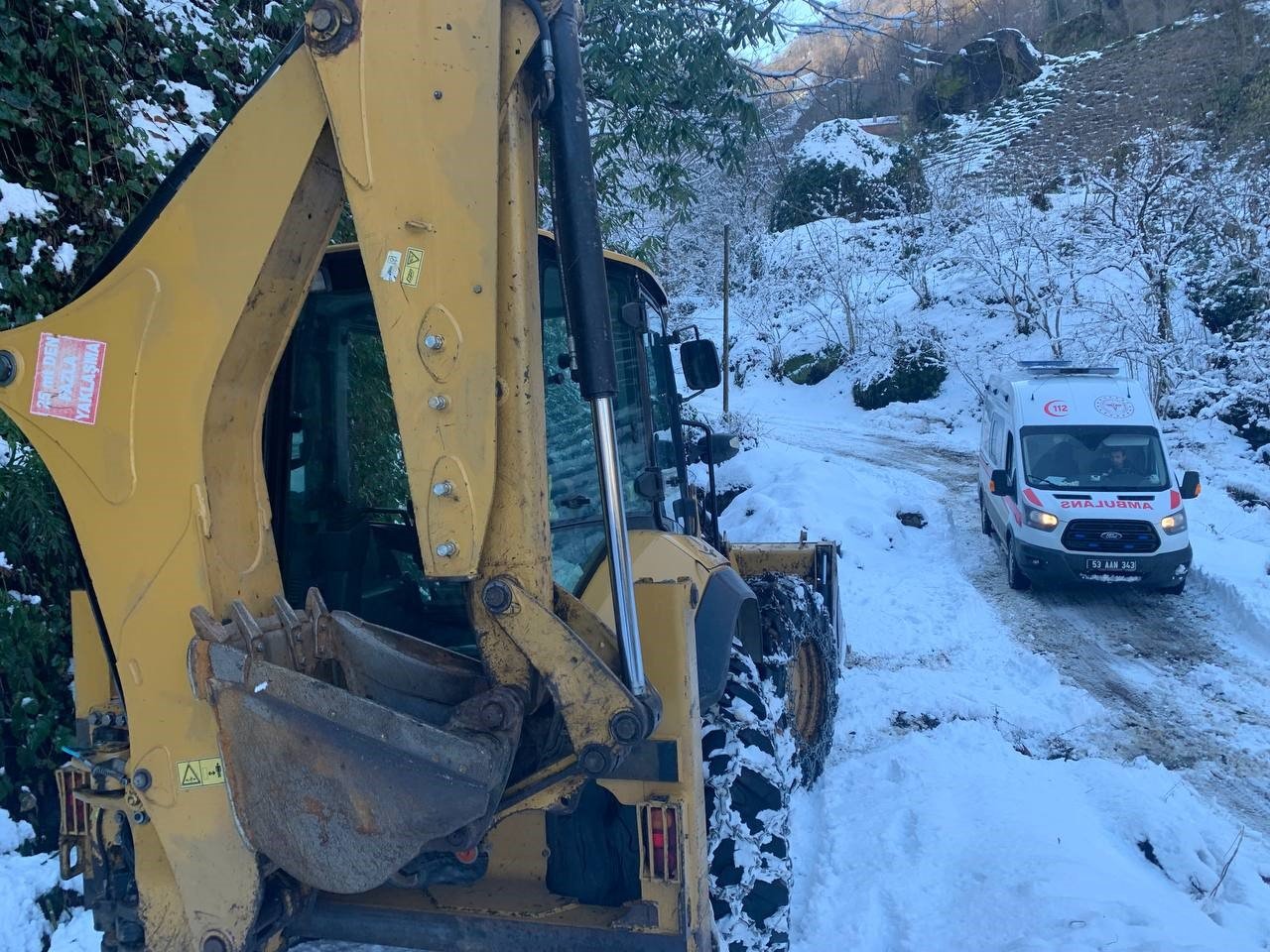 Rize İl Özel İdaresi ekipleri ambulans için seferber oldu
