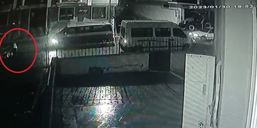 Cami çıkışı minibüs çarptı: Kaza anı kamerada