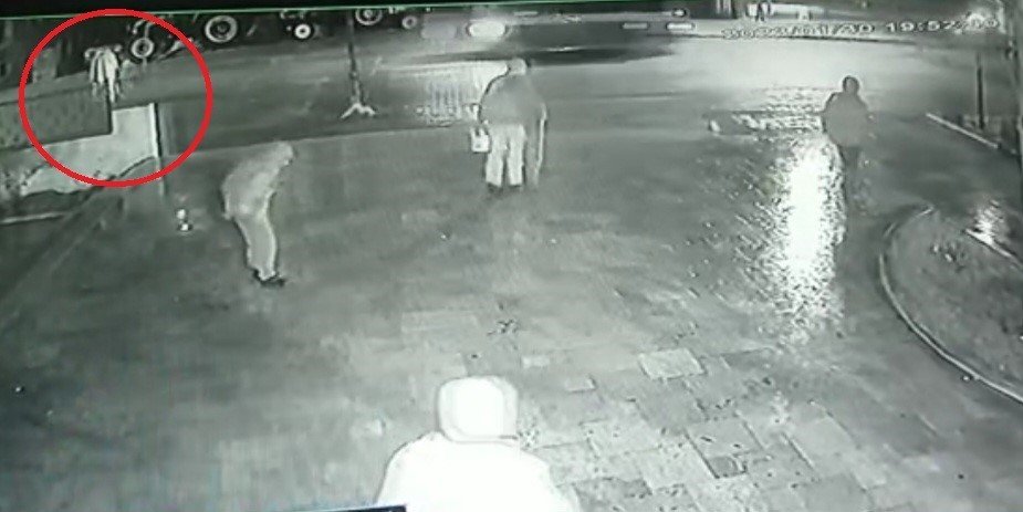 Cami çıkışı minibüs çarptı: Kaza anı kamerada