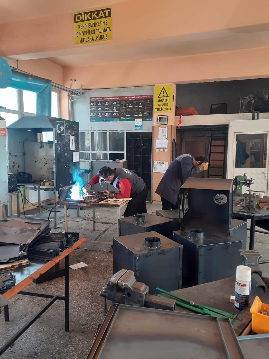 Tomarza’da depremzedeler için soba üretiliyor