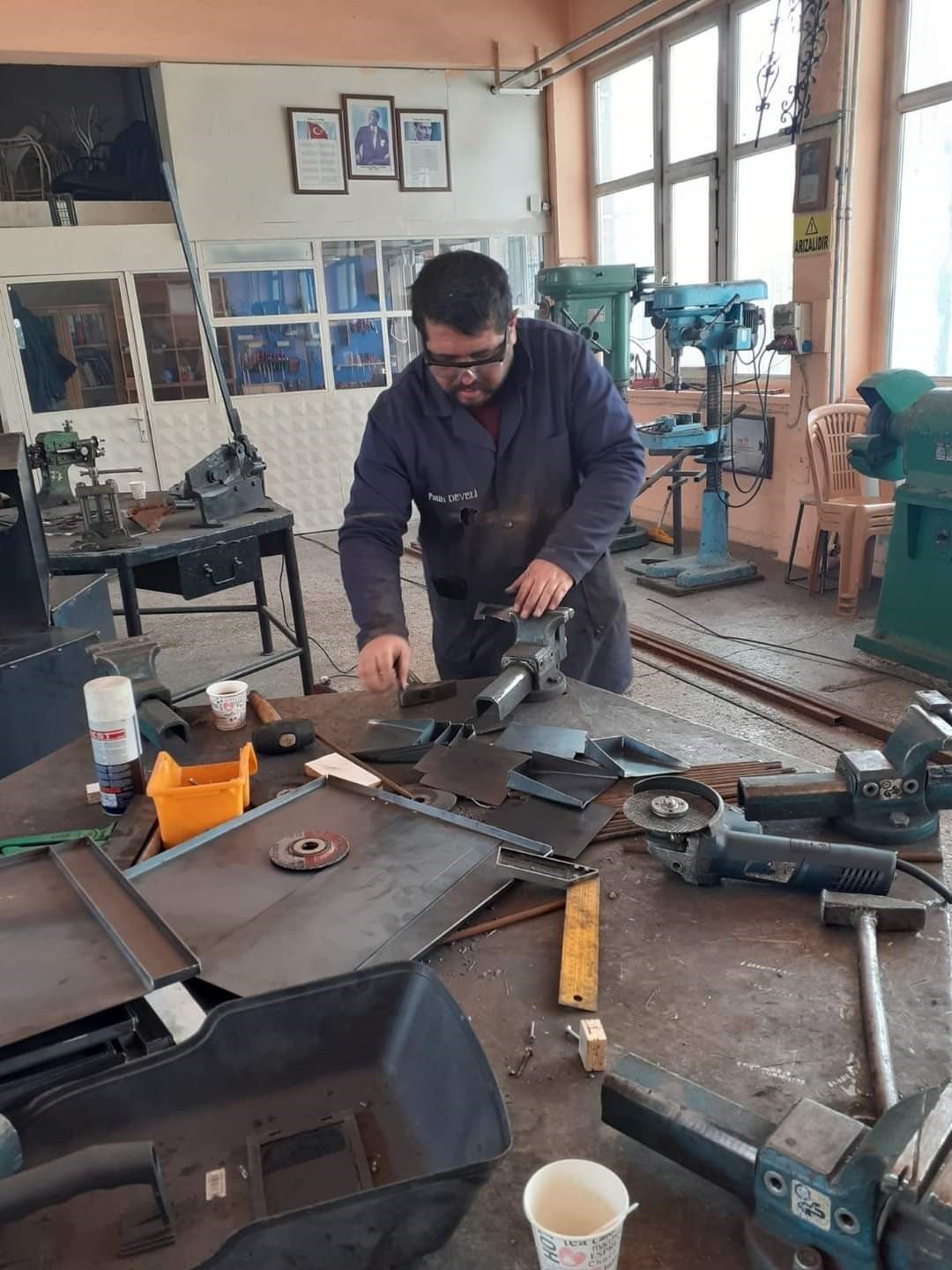 Tomarza’da depremzedeler için soba üretiliyor