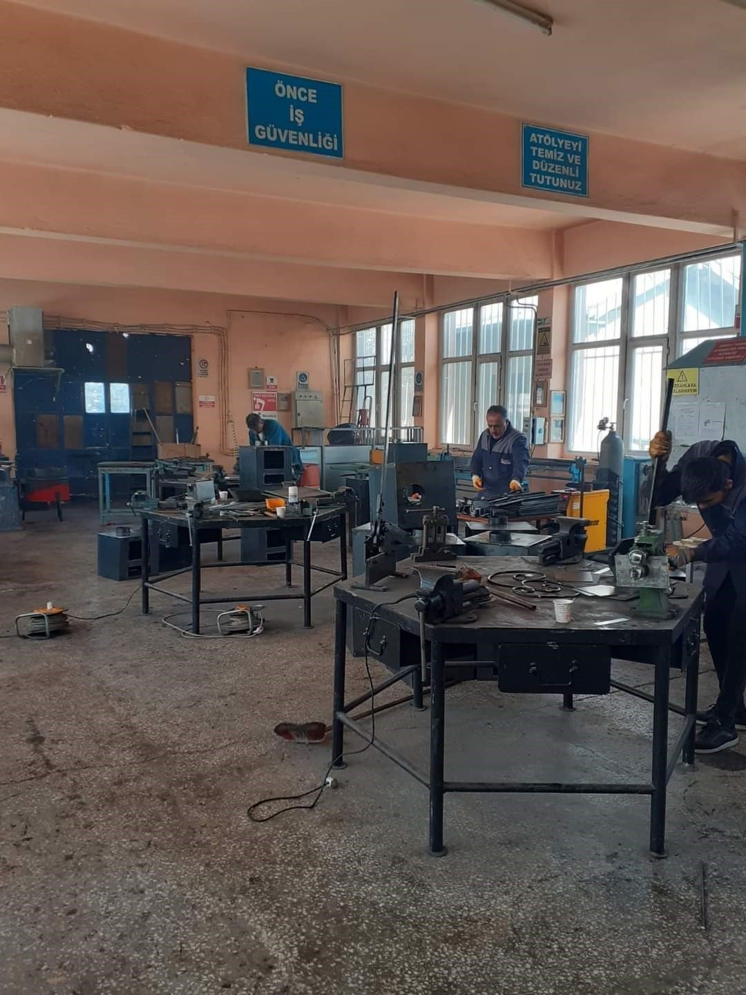 Tomarza’da depremzedeler için soba üretiliyor