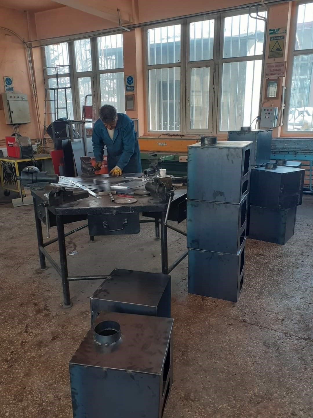 Tomarza’da depremzedeler için soba üretiliyor