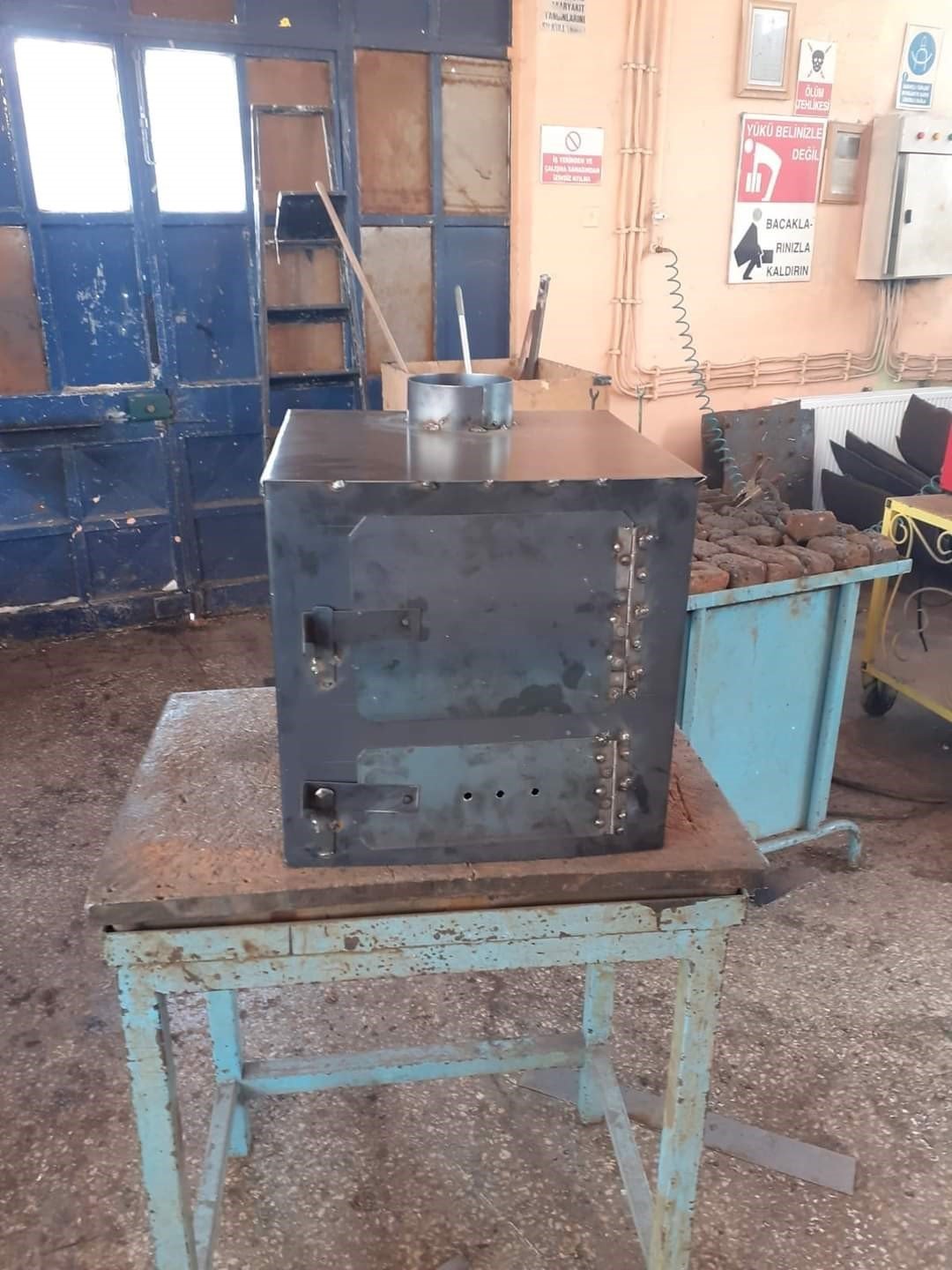 Tomarza’da depremzedeler için soba üretiliyor