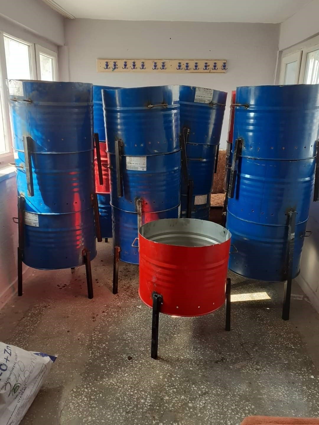 Tomarza’da depremzedeler için soba üretiliyor