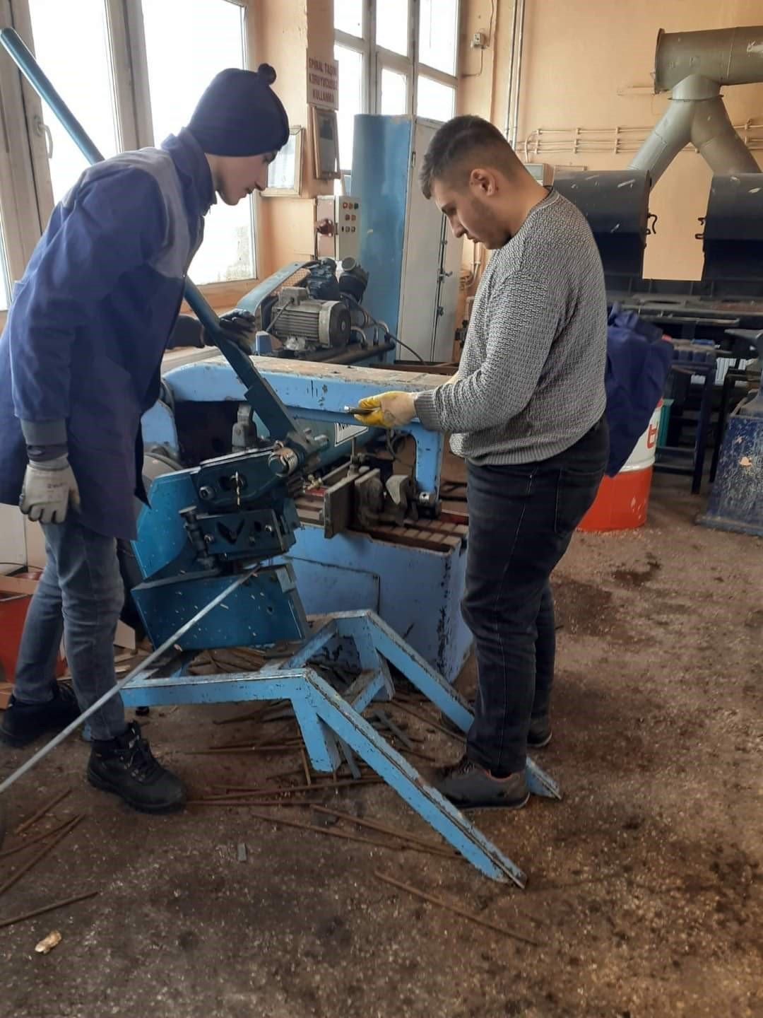 Tomarza’da depremzedeler için soba üretiliyor