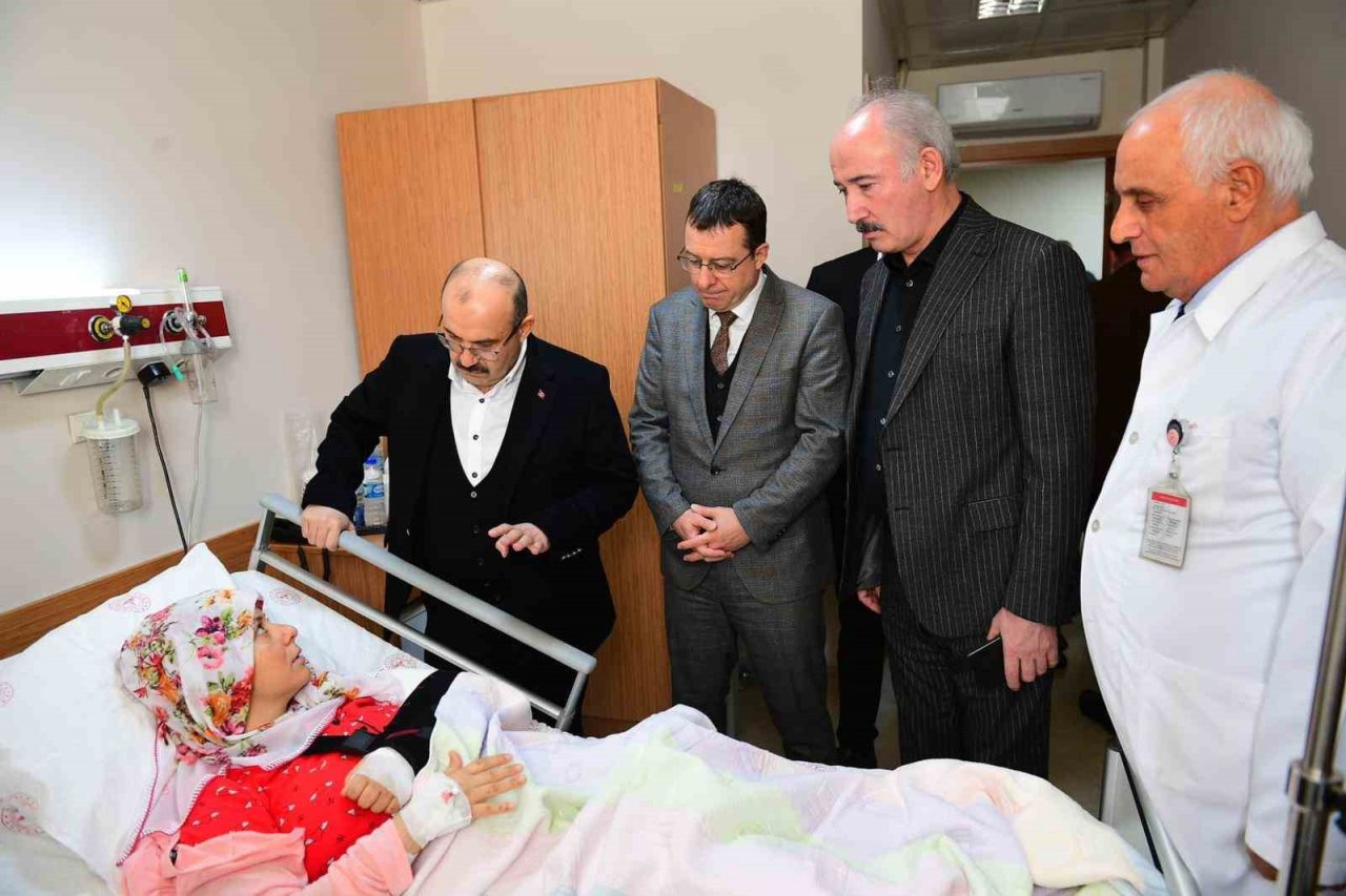 Hastanelerde tedavi gören depremzedelere moral verdiler