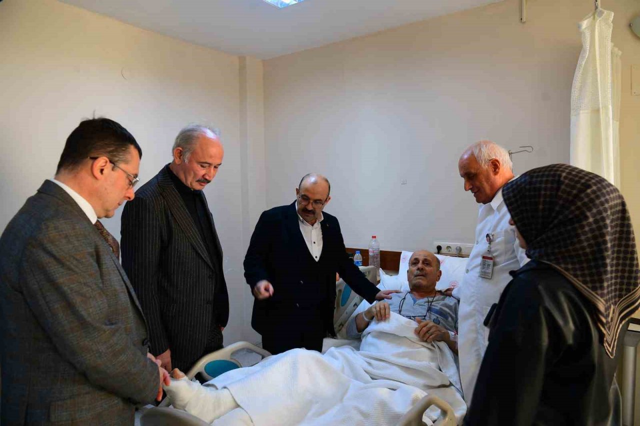 Hastanelerde tedavi gören depremzedelere moral verdiler