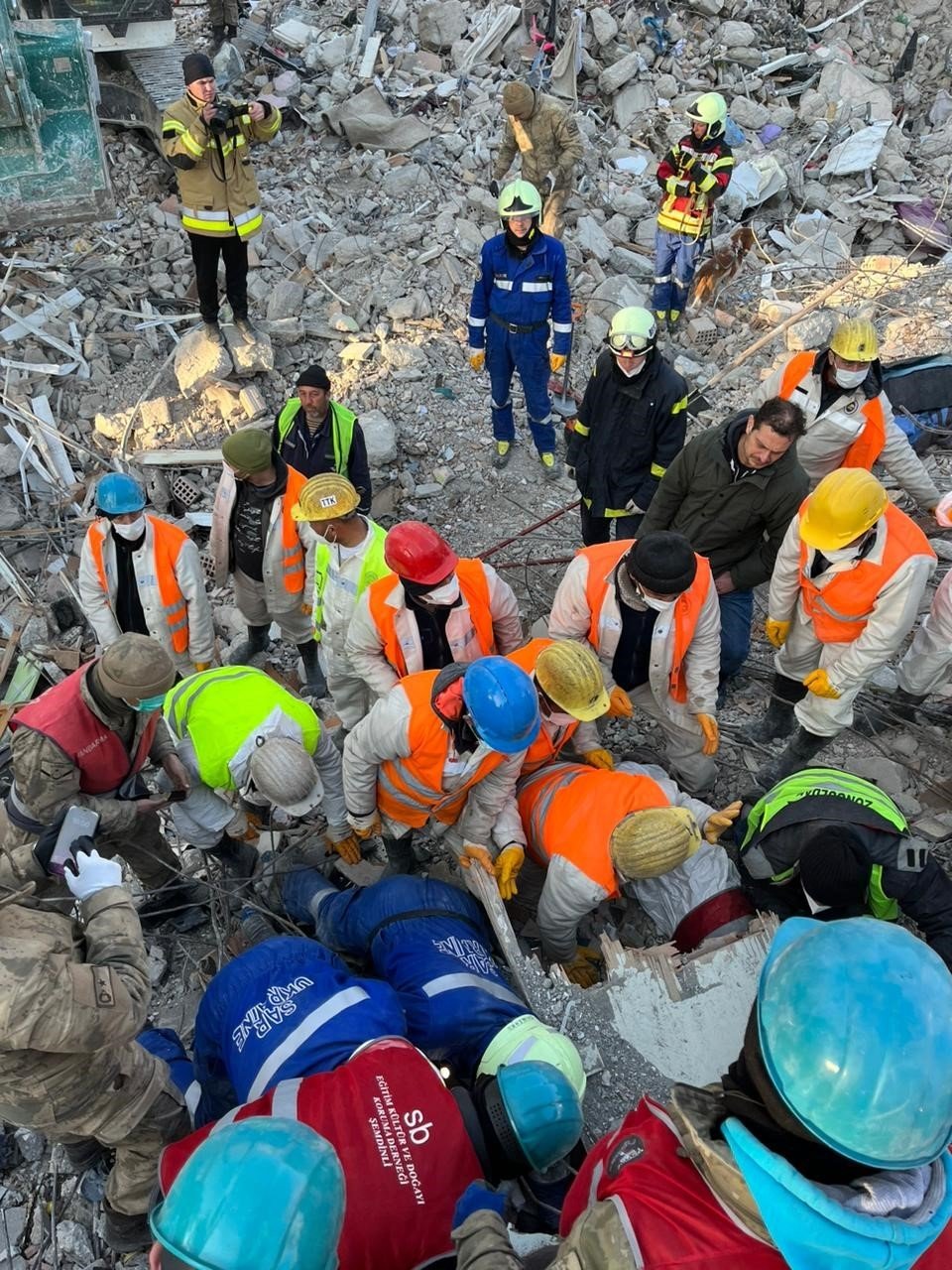 Ukraynalı ekip depremin 9. gününde bir kadını enkazdan sağ çıkardı