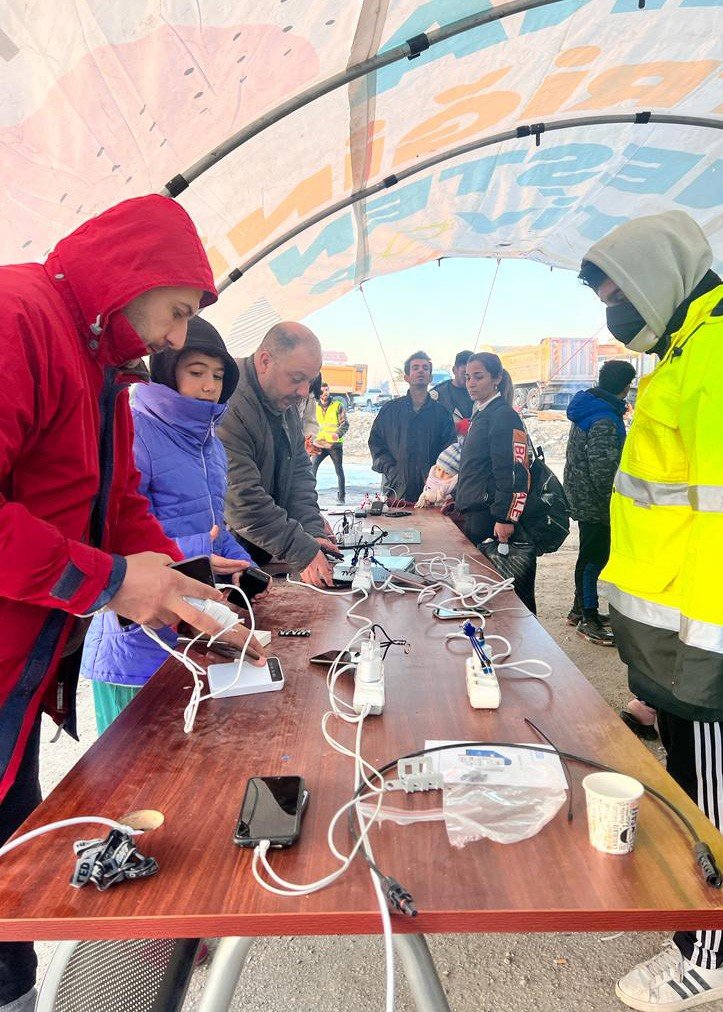 Deprem bölgesine şarj ve aydınlatma paneli