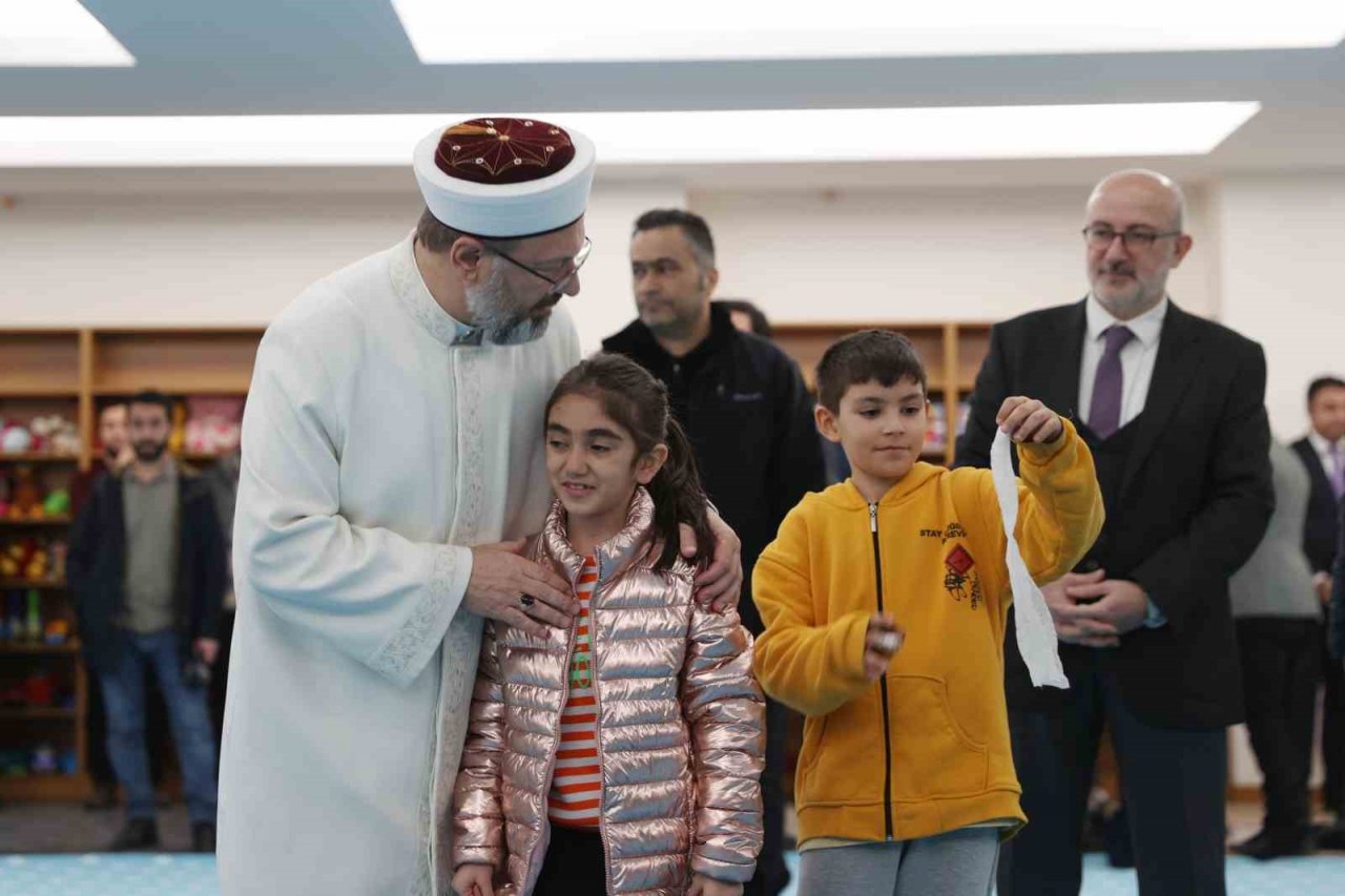 Diyanet İşleri Başkanı Erbaş, Ankara’ya gelen depremzedeleri ziyaret etti
