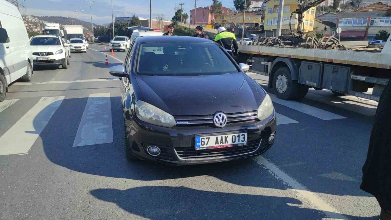 İki otomobil Potbaşı kavşağında çarpıştı