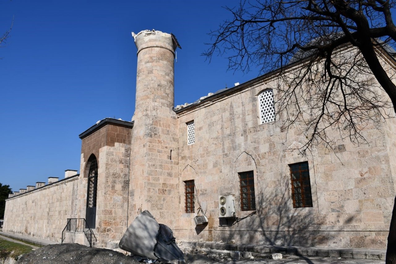 Tarihi Sarı Selim Camiinin minaresi asrın felaketine dayanamadı