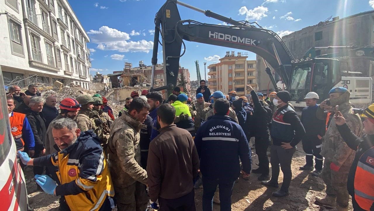 Cemile Teyze 227. saatte enkazdan sağ çıkarıldı