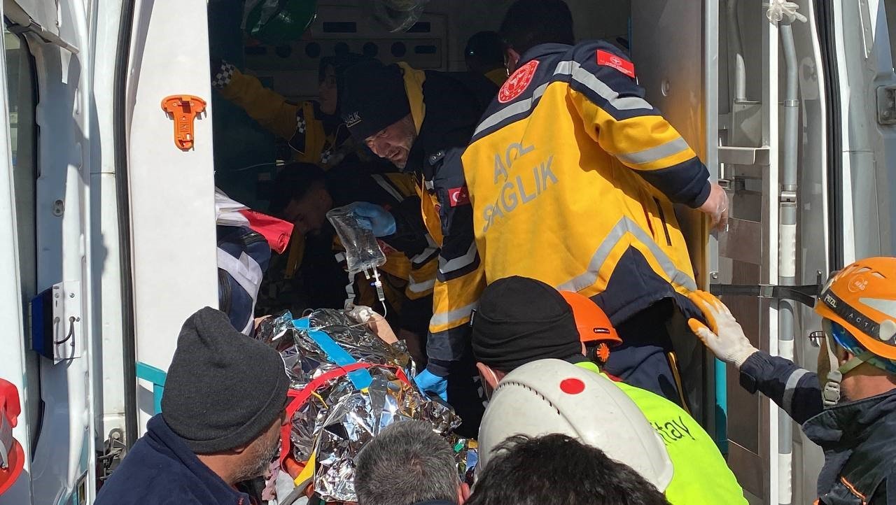 Cemile Teyze 227. saatte enkazdan sağ çıkarıldı