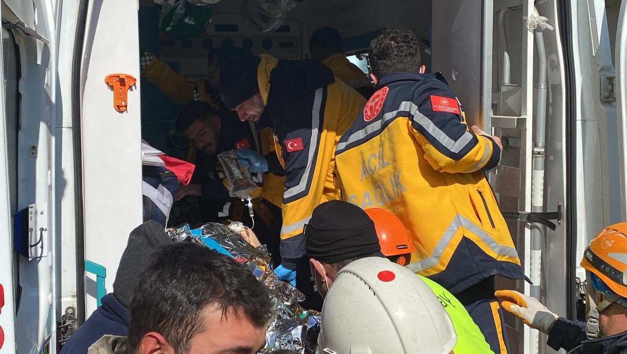 Cemile Teyze 227. saatte enkazdan sağ çıkarıldı