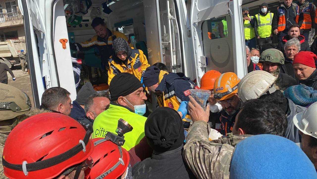 Cemile Teyze 227. saatte enkazdan sağ çıkarıldı