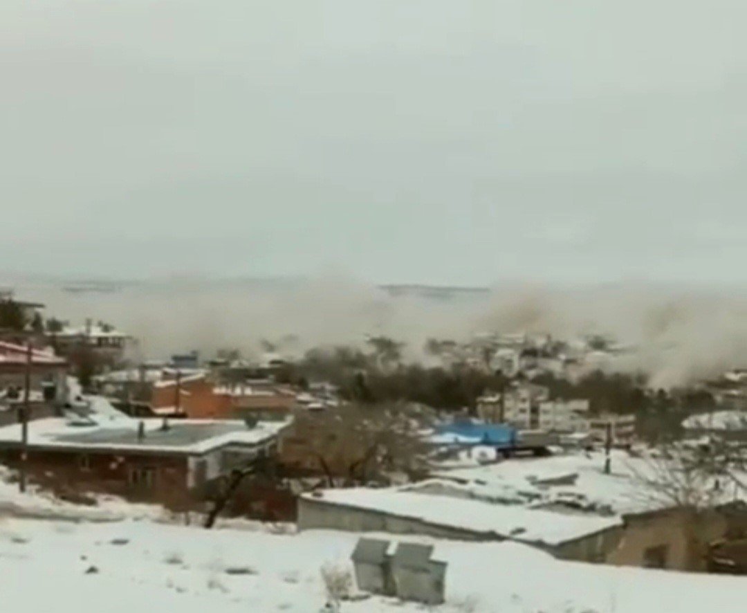 7.6’lık deprem Elbistan’ı böyle vurdu; toz bulutu gökyüzünü kapladı