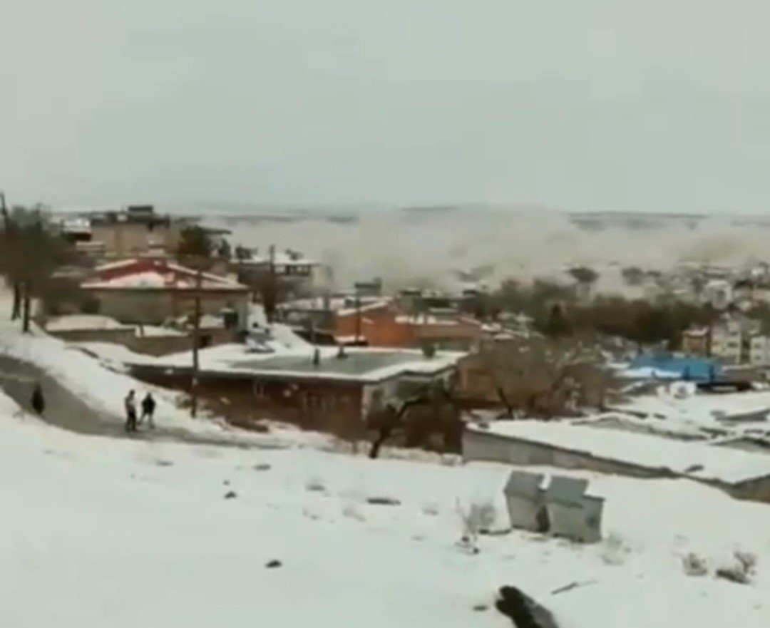 7.6’lık deprem Elbistan’ı böyle vurdu; toz bulutu gökyüzünü kapladı