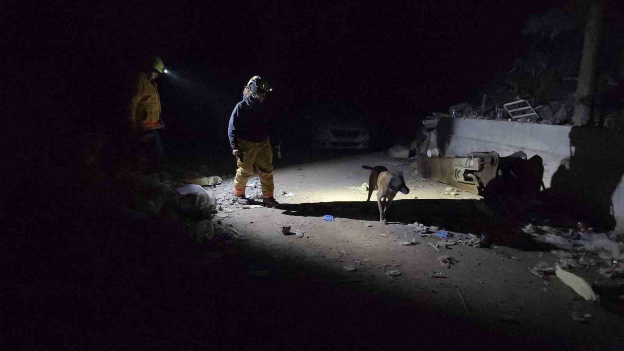 ABD’den Adıyaman’a gelen 160 kişilik ekip enkazdan vatandaşları kurtarmak için mücadele veriyor