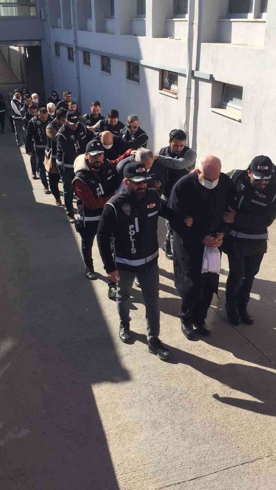 Yıkılan 11 binanın müteahhit ve mühendisleri adliyeye sevk edildi