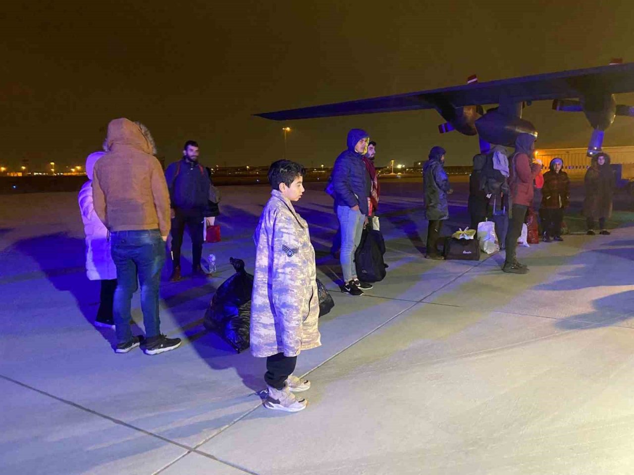 Adana’dan askeri kargo uçağıyla 30 yaralı depremzede İstanbul’a getirildi