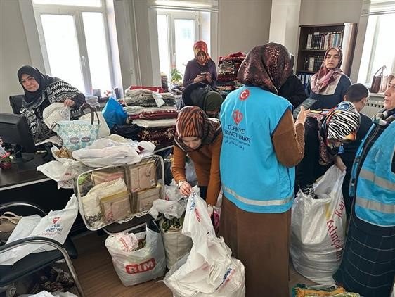 Afyonkarahisar’da depremzedelere kütüphane kuruldu