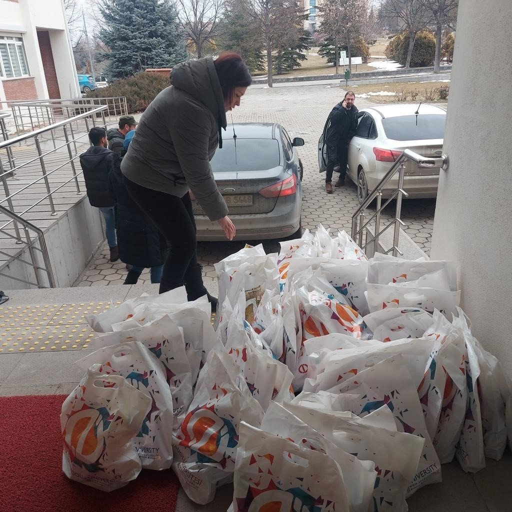 Anadolu Üniversitesi’nden depremzede çocuklara oyuncak yardımı