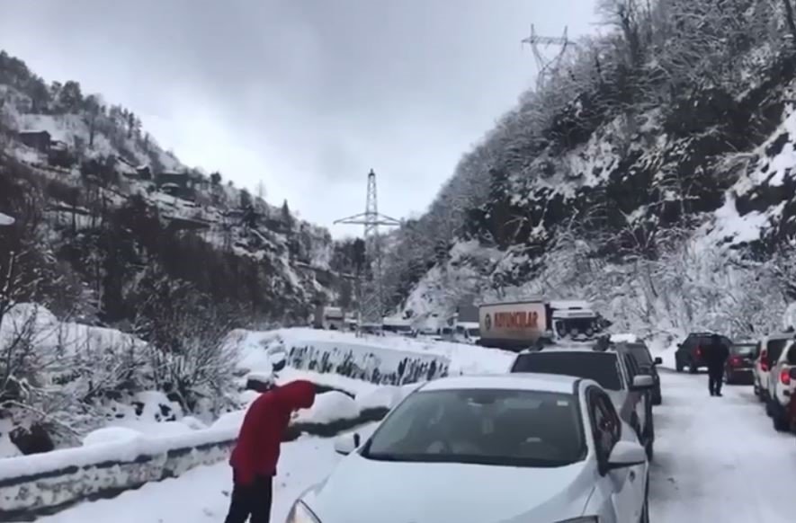 Artvin’de kar yağışı karayolunda ulaşımın aksamasına neden oldu