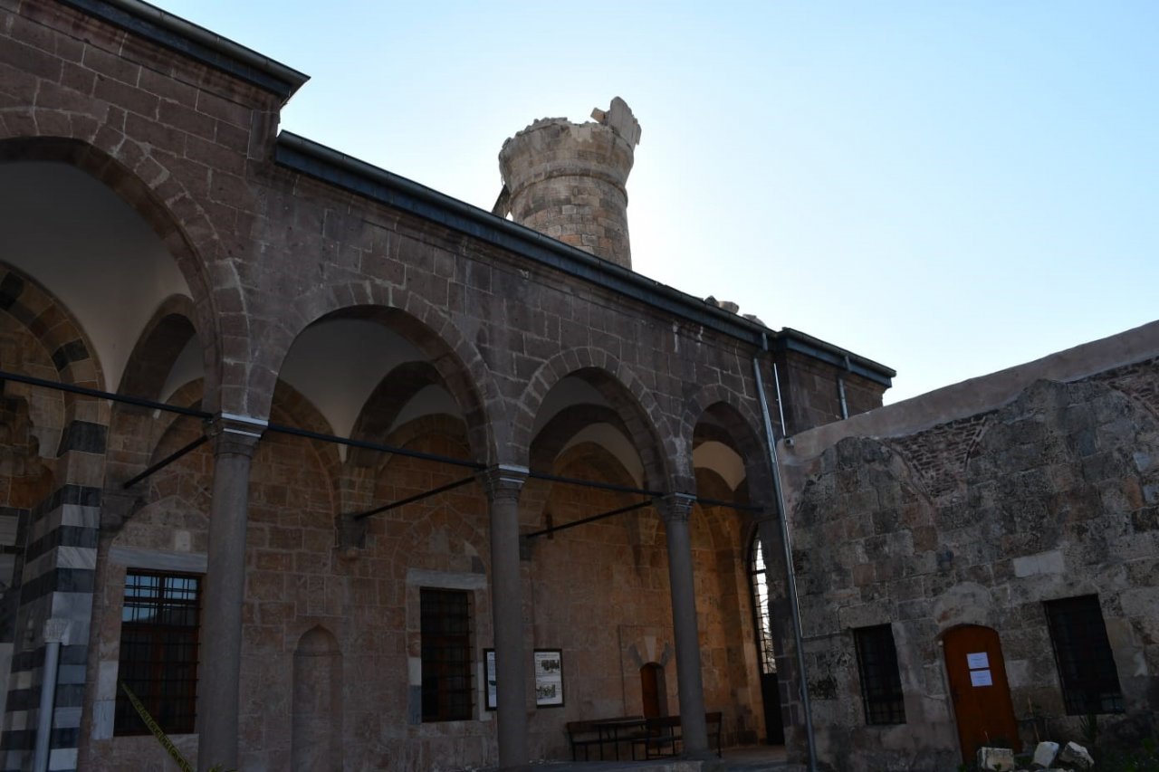 Tarihi Sarı Selim Camiinin minaresi asrın felaketine dayanamadı