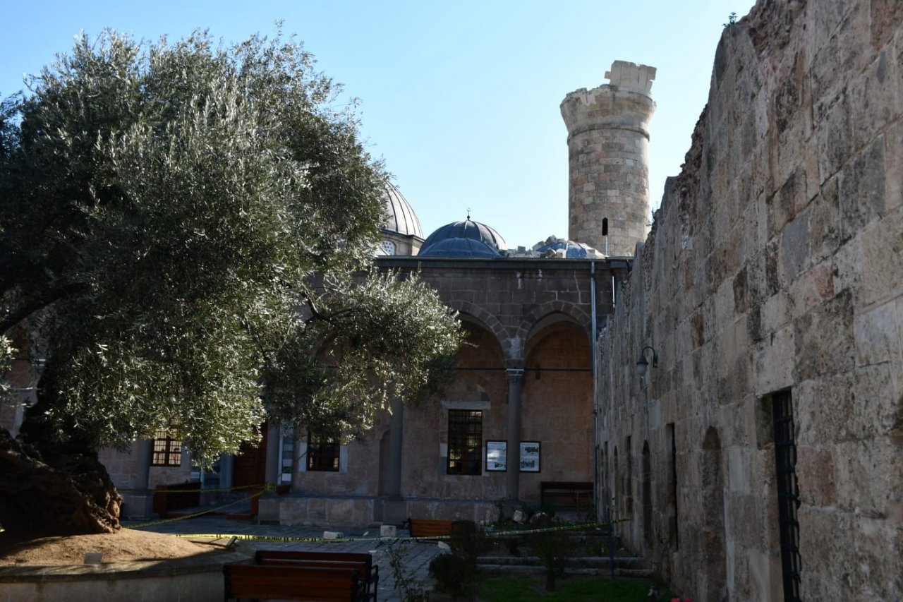 Tarihi Sarı Selim Camiinin minaresi asrın felaketine dayanamadı