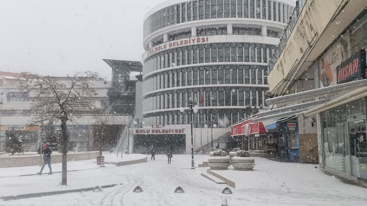 Bolu’da kar yağışı etkili oluyor