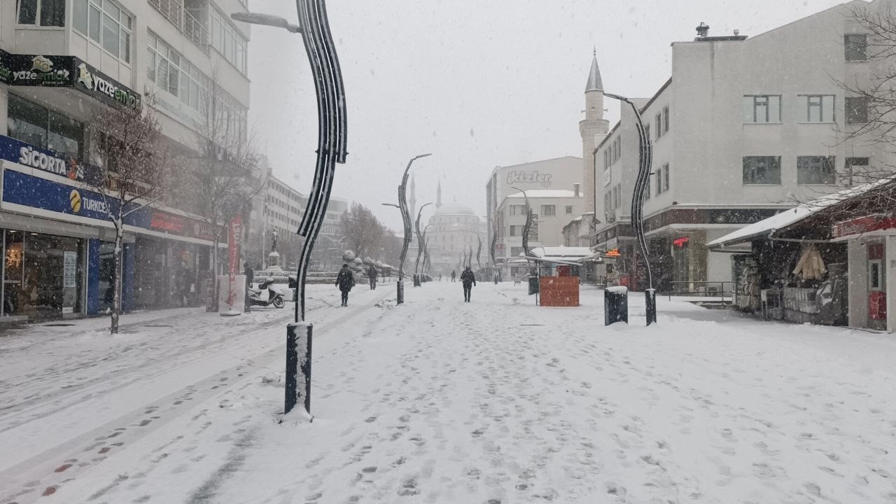 Bolu’da kar yağışı etkili oluyor
