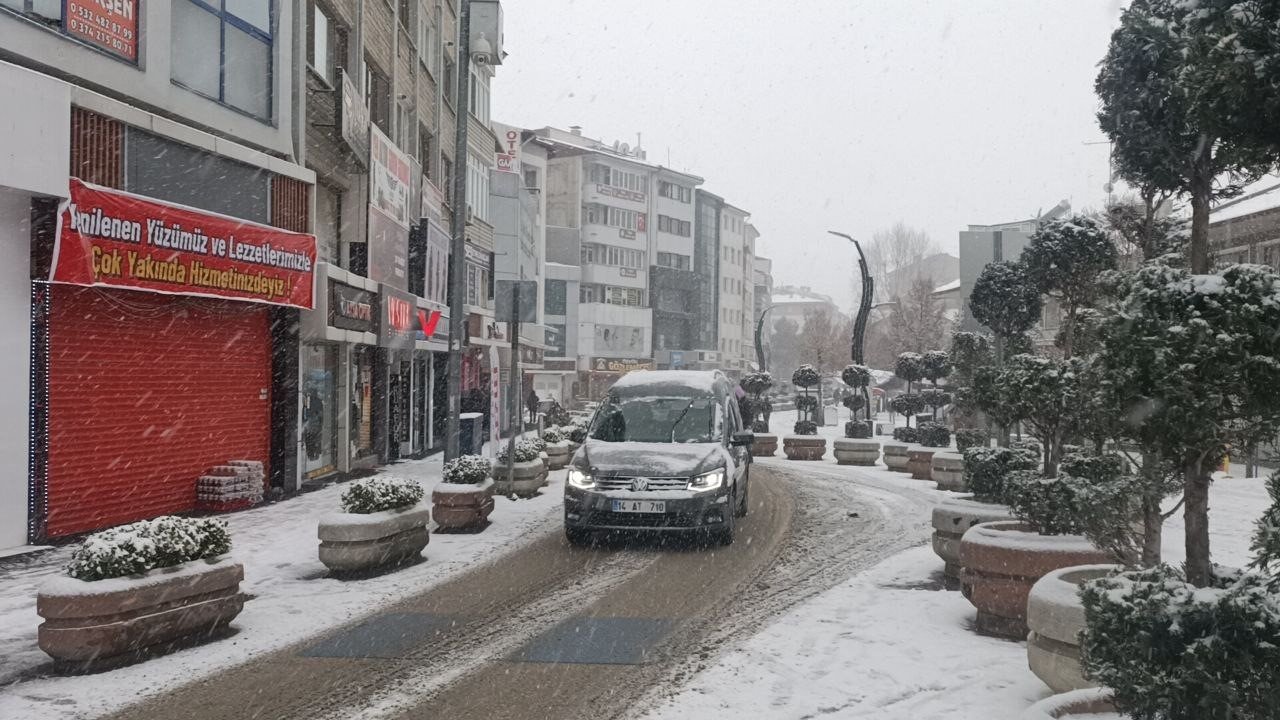 Bolu’da kar yağışı etkili oluyor