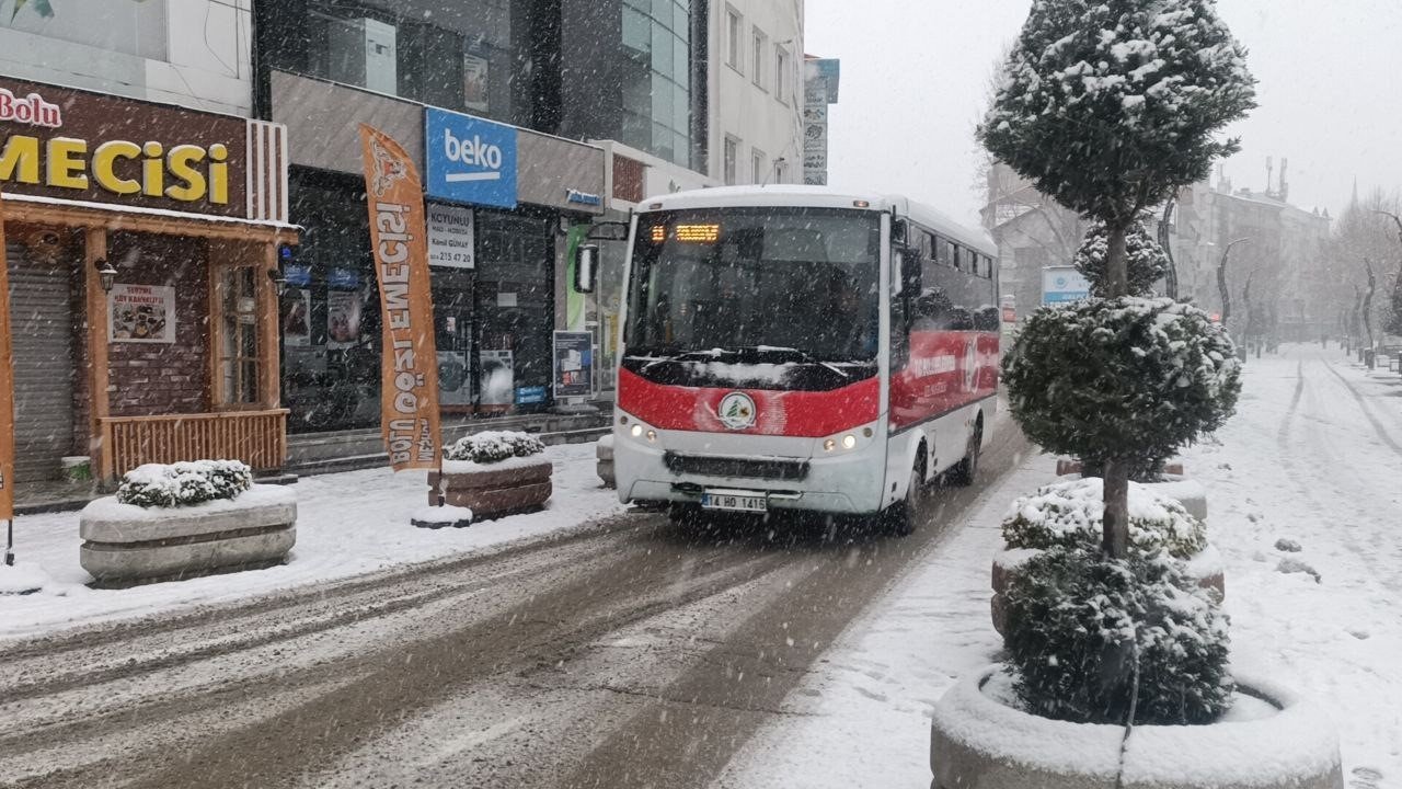 Bolu’da kar yağışı etkili oluyor