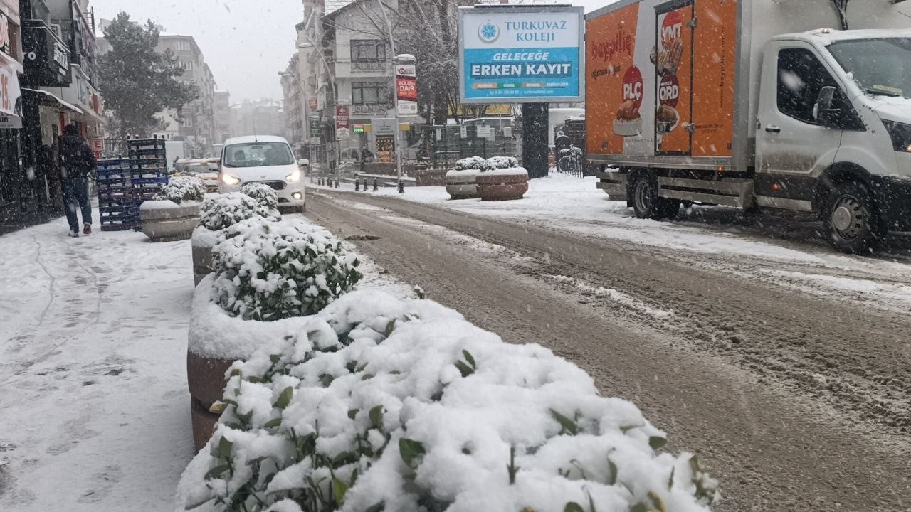 Bolu’da kar yağışı etkili oluyor