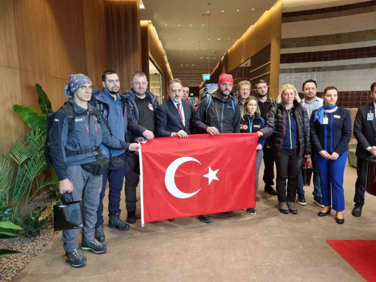 Bosnalı arama kurtarma ekibinin tercümanı açıklama yaparken duygusal anlar yaşadı