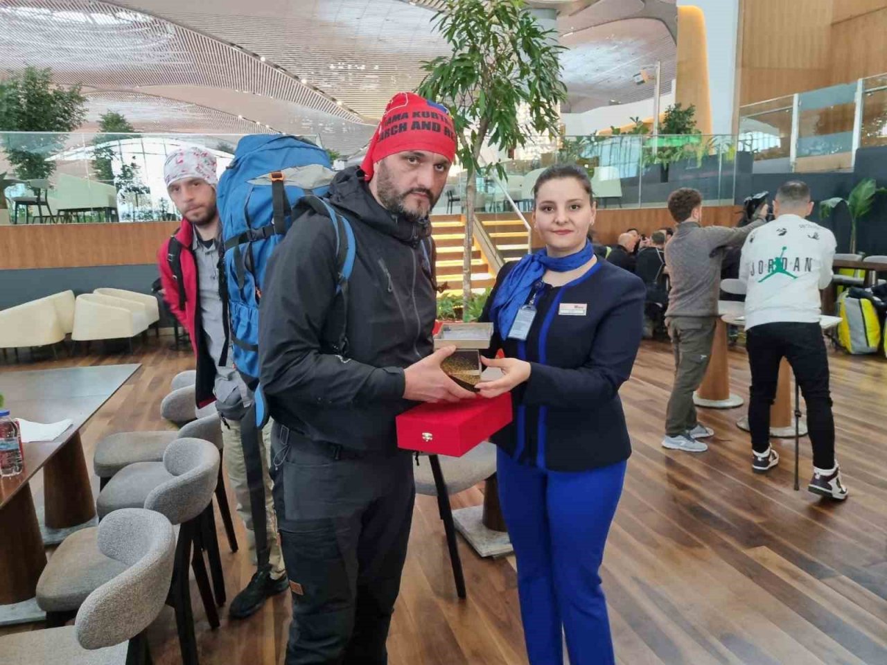 Bosnalı arama kurtarma ekibinin tercümanı açıklama yaparken duygusal anlar yaşadı