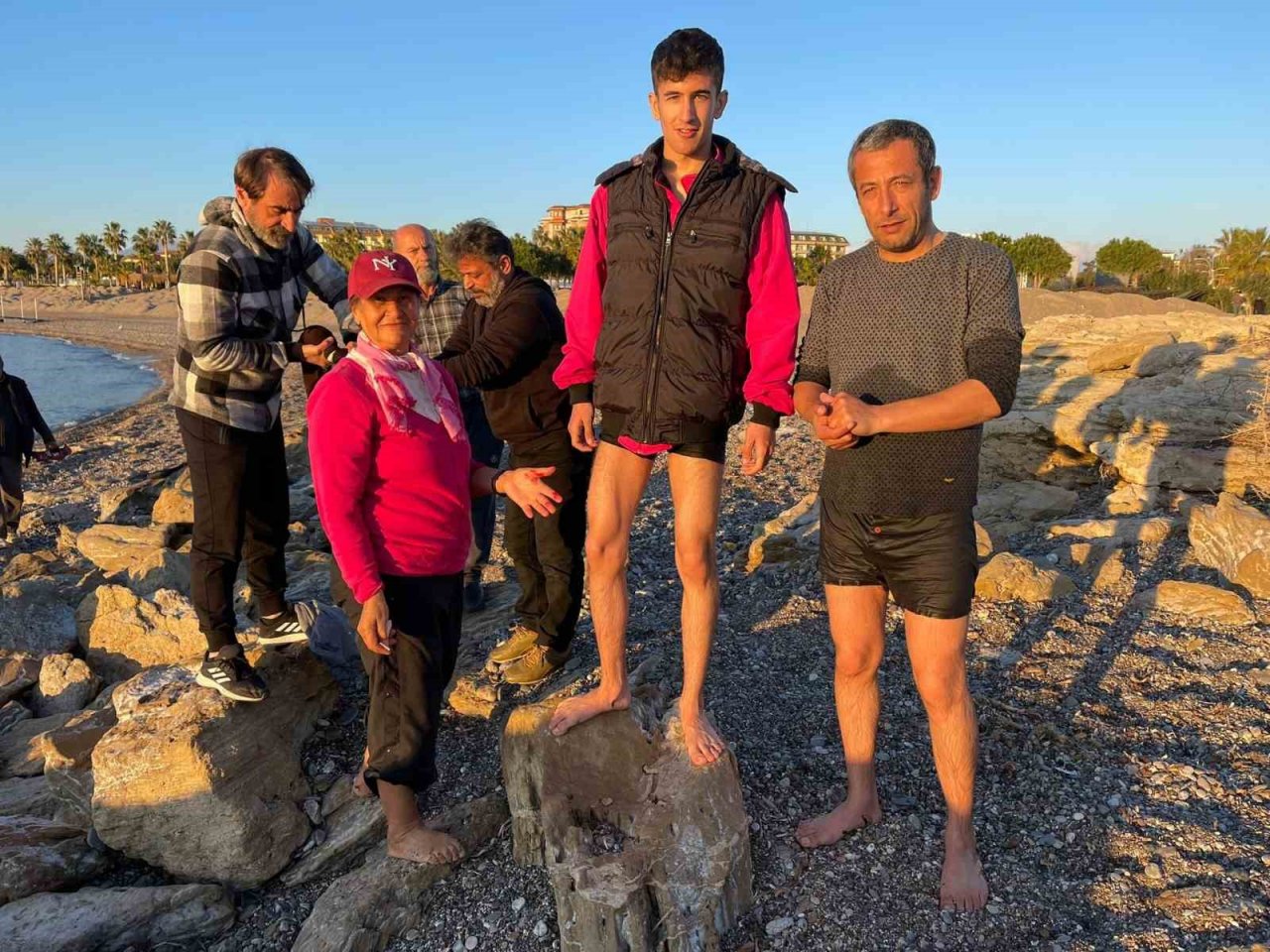 Antalya’da otele yerleşen depremzede aile, kıyıya vuran 4 metrelik dev yunusu kurtardı