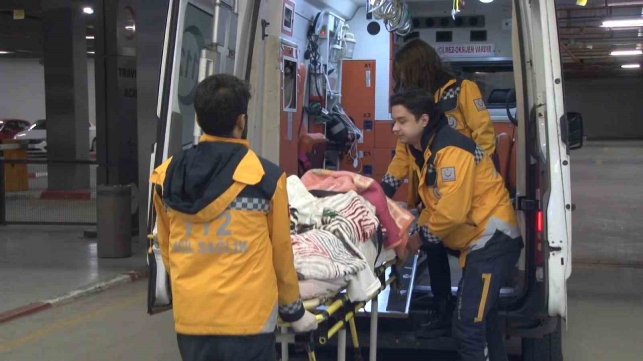 İslahiye’de enkazdan çıkarılan 2 kardeş Çam ve Sakura Şehir Hastanesi’ne getirildi