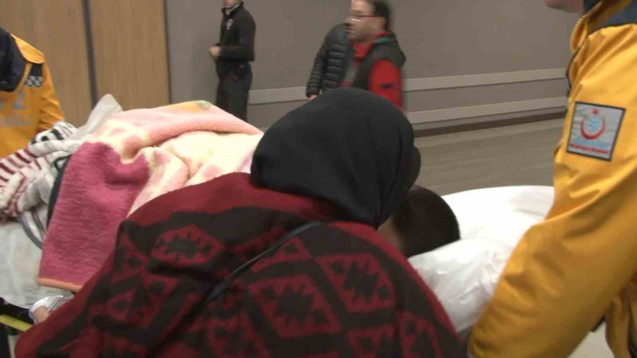 İslahiye’de enkazdan çıkarılan 2 kardeş Çam ve Sakura Şehir Hastanesi’ne getirildi