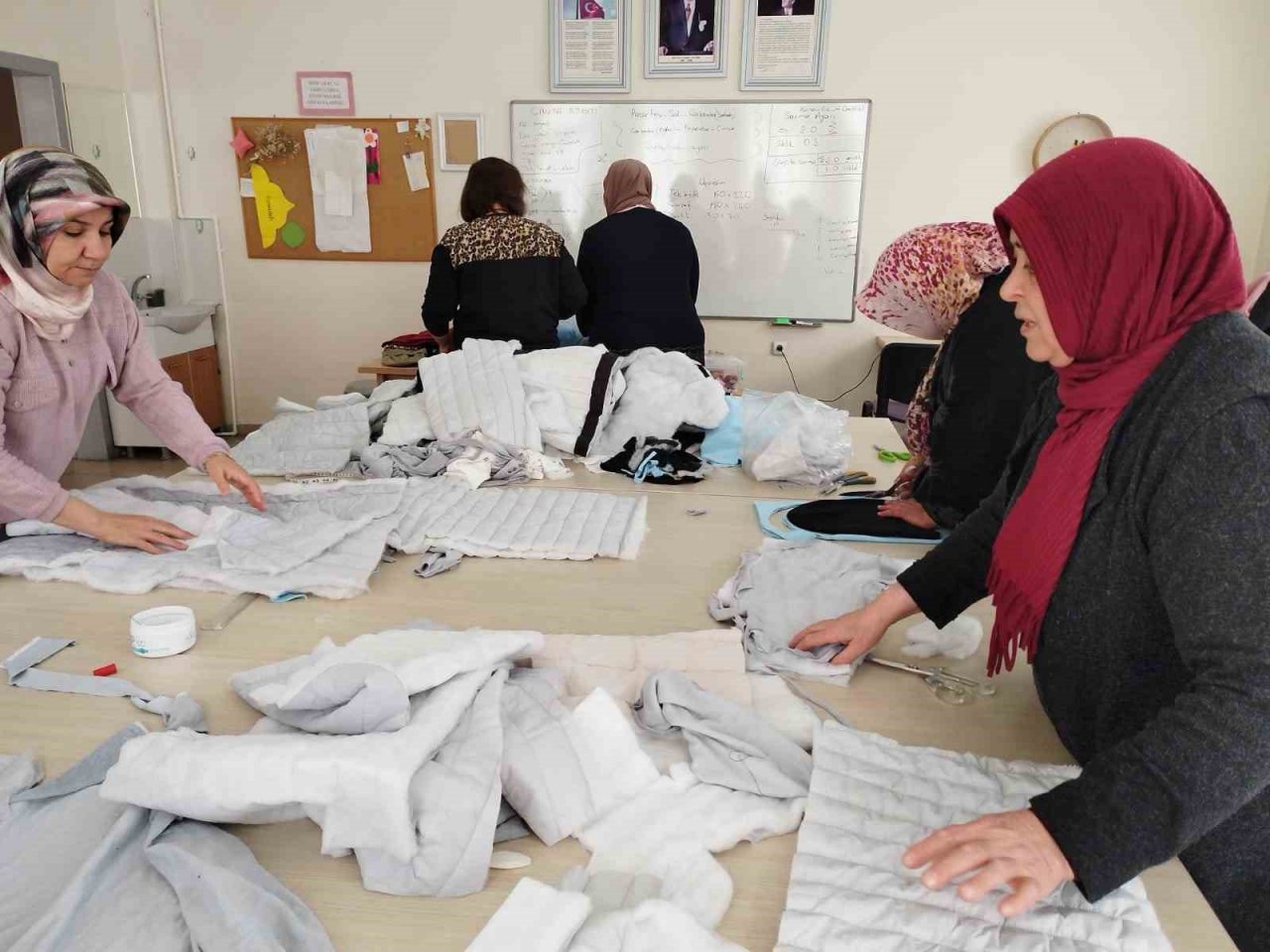 Depremzedeler için örüyorlar