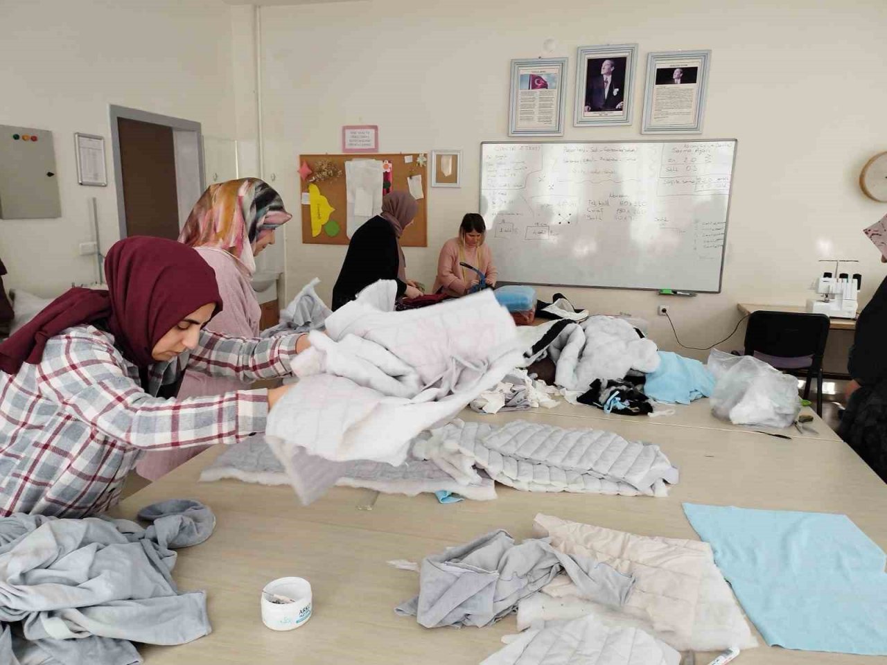 Depremzedeler için örüyorlar